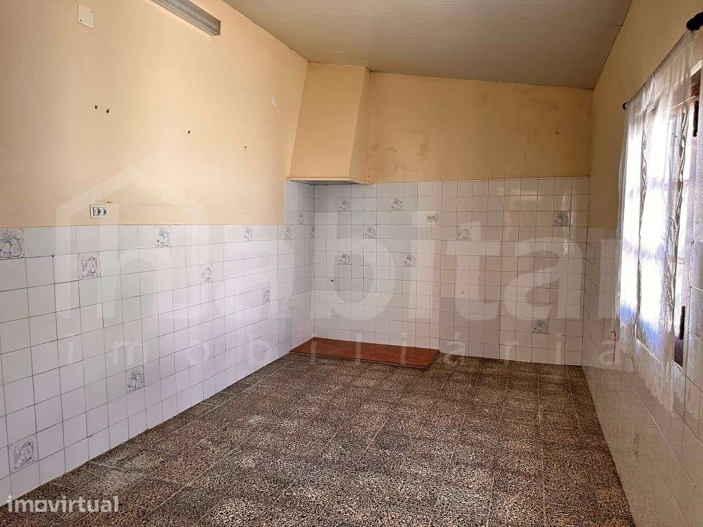 Moradia T2 com Quintal, Sótão Aproveitado e Potencial para T4 - Grande imagem: 2/15