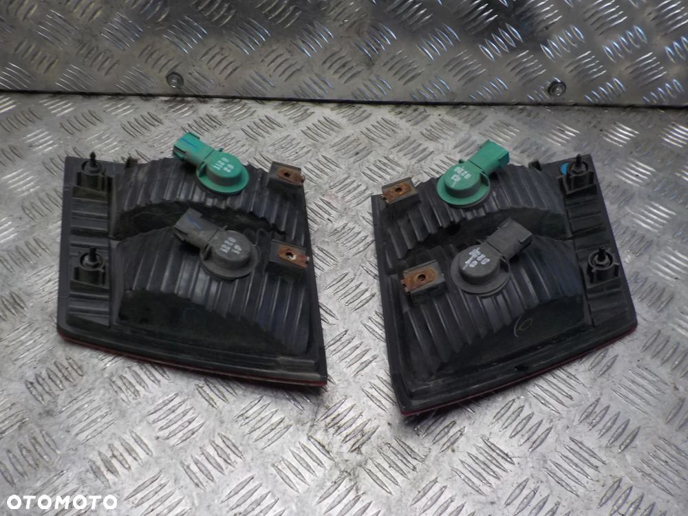 DODGE JOURNEY LAMPA W KLAPĘ PRAWY TYŁ PRAWA - 2