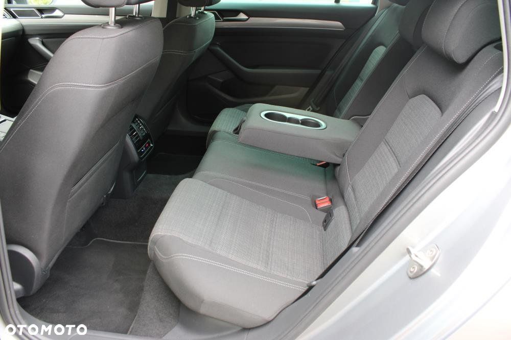 Volkswagen Passat - 11