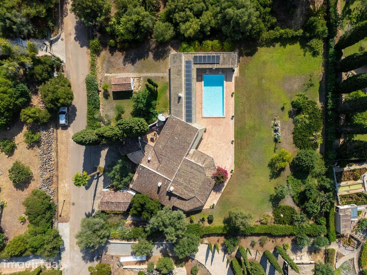 MORADIA DE FAMÍLIA COM 3 QUARTOS, 1 ESTÚDIO E PISCINA PARA VENDA - Grande imagem: 2/43