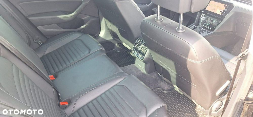 Volkswagen Passat - 25