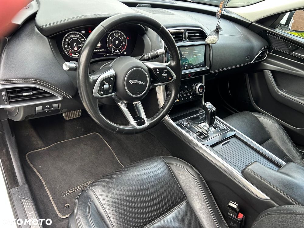Jaguar XE 2.0 T R-Sport - 20