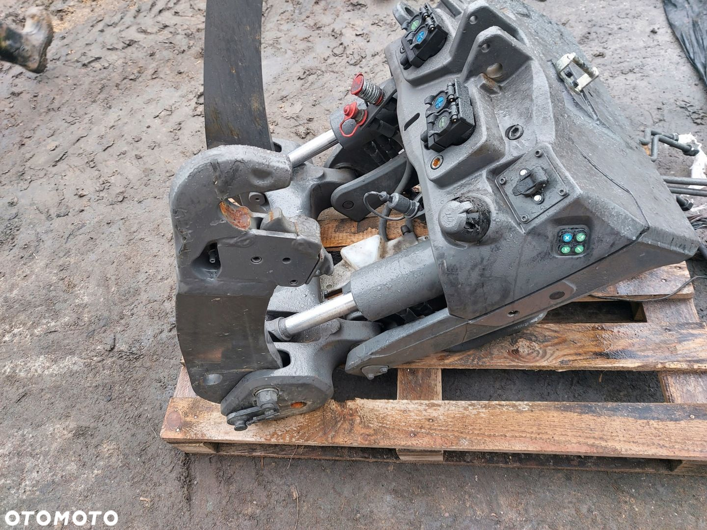 TUZ PRZEDNI CIĄGNIK VALTRA Q305S 2024R - 3