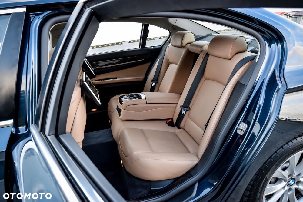 BMW Seria 7 740i L - 28