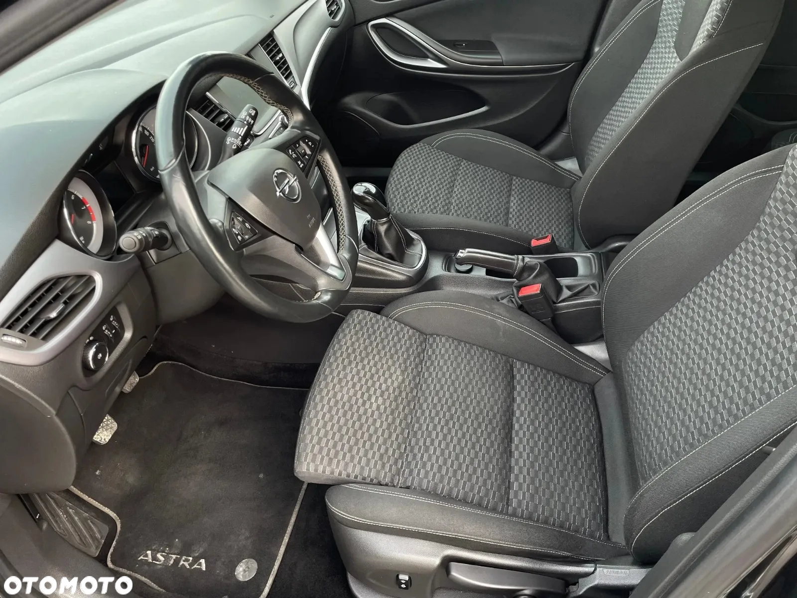 Opel Astra 1.4 Turbo 120 Jahre - 17