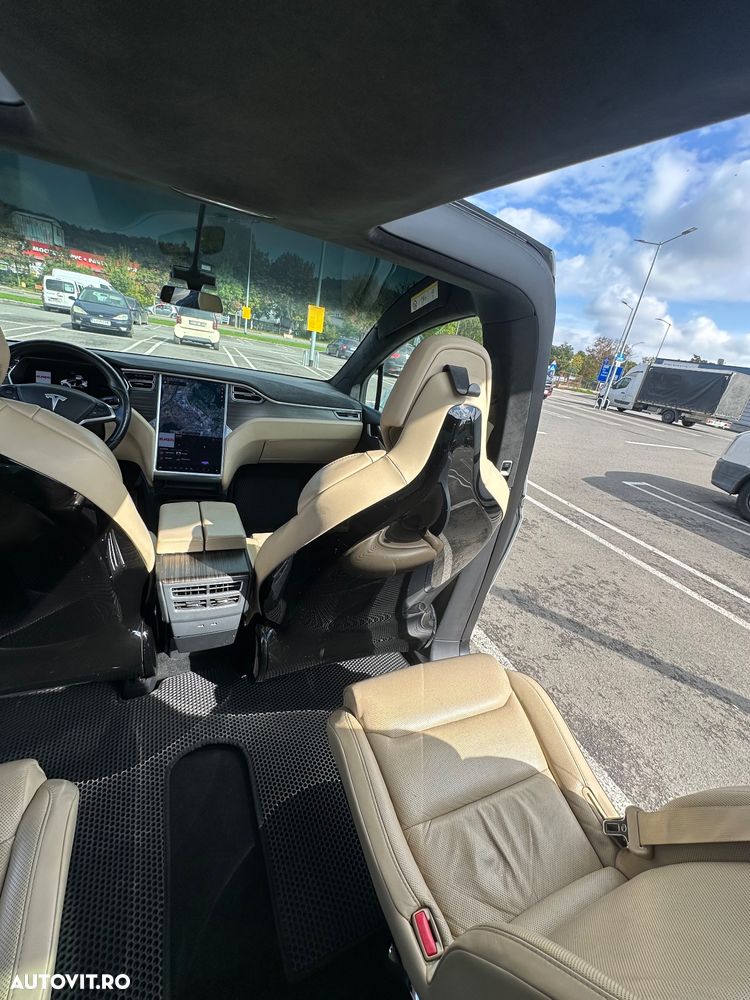 Tesla Model X - 14