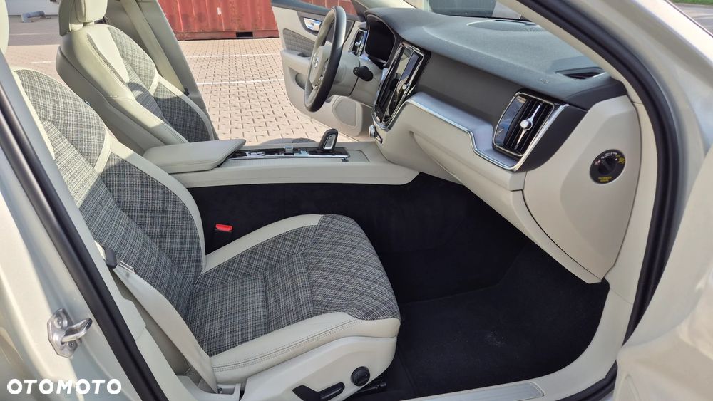 Volvo V60 B4 D Momentum Pro - 19