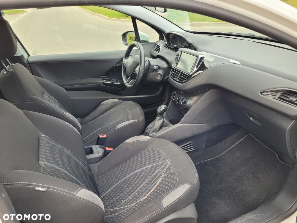 Peugeot 208 - 13