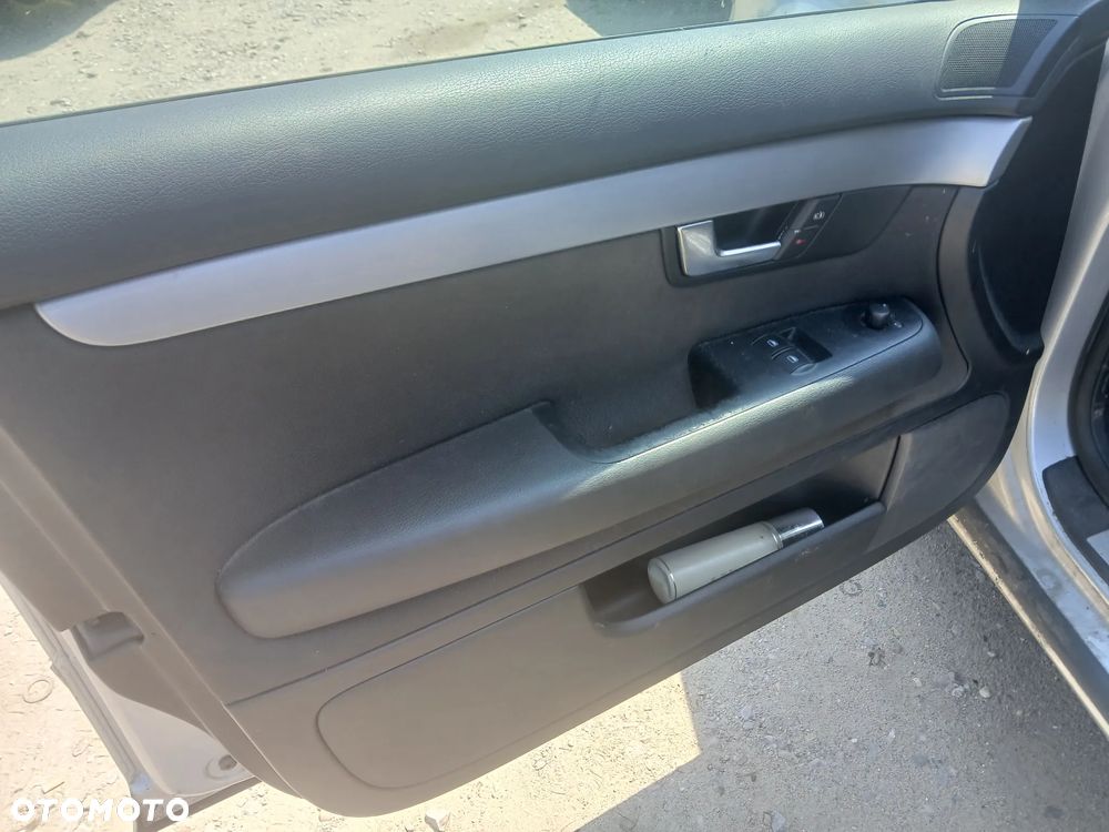 Audi A4 AVANT B7 2.0 TDI A4 LY7W  maska pokrywa silnika klapa bagażnika zderzak lampa reflektor pas przedni stop lampy halogeny przeciwmgłowe odblaski grill atrapa znaczek błotnik błotniki drzwi zbiornik wlew paliwa szyba lusterko klamka - 9