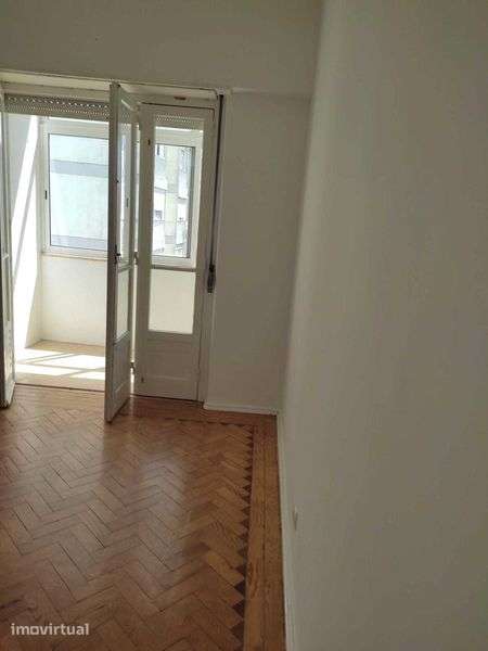 apartamento T2 junto ás portas de Benfica (Venda Nova-Amadora) - Grande imagem: 2/2