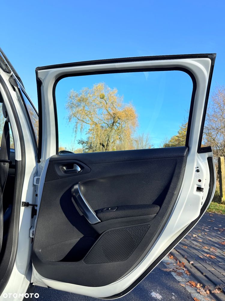 Peugeot 2008 1.2 Pure Tech Allure S&S - 12