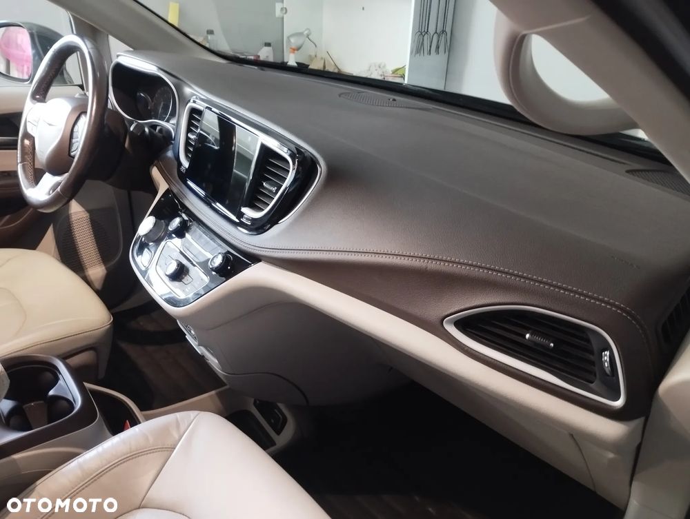 Chrysler Pacifica - 26