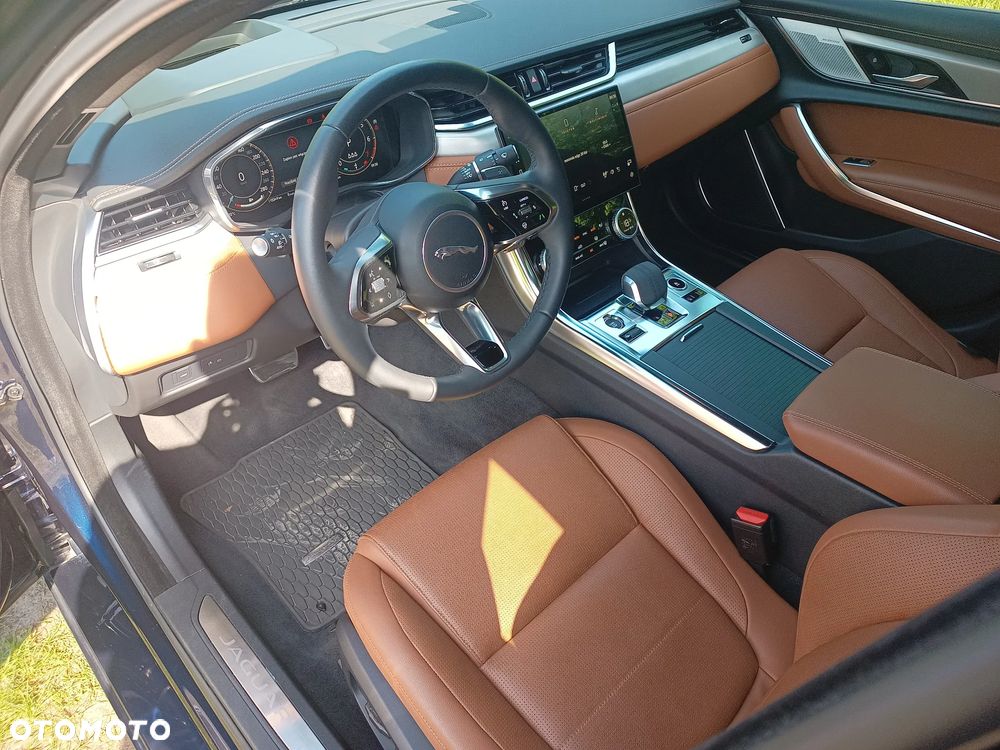 Jaguar XF P250 R-Dynamic SE - 11