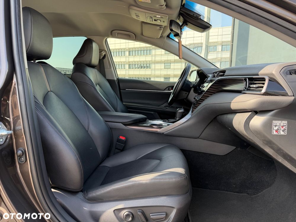 Toyota Camry 2.5 Hybrid Executive CVT - 17