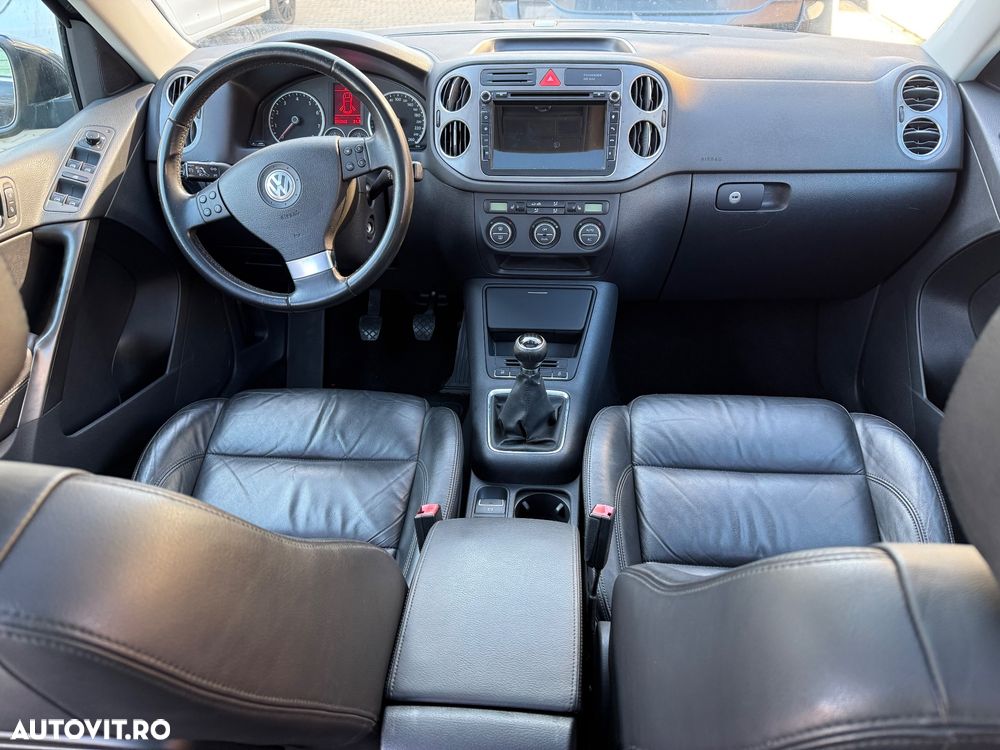 Volkswagen Tiguan - 1