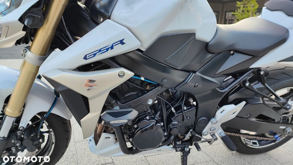 Suzuki GSR - 4