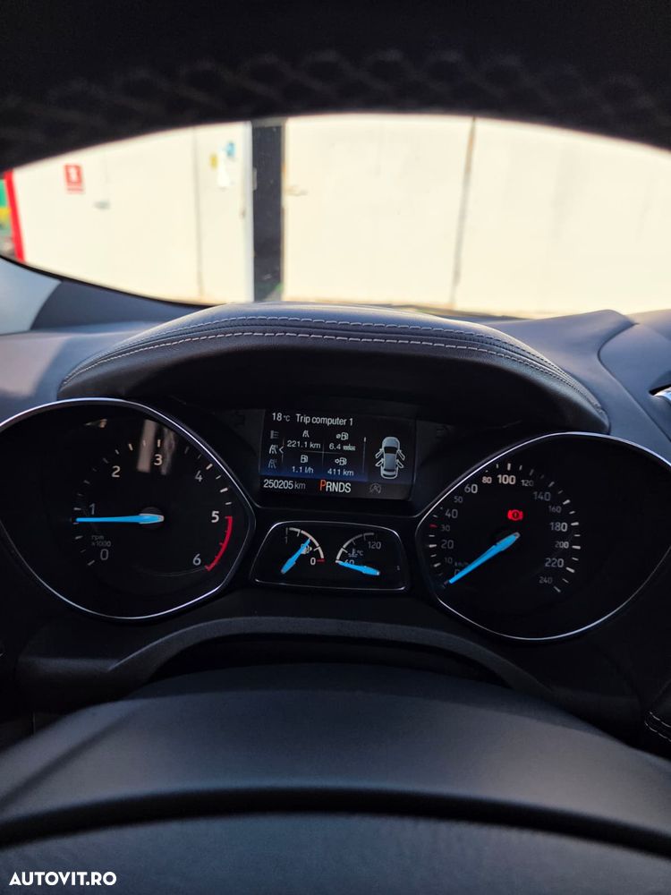 Ford Kuga 2.0 TDCi 4WD Powershift Vignale - 8