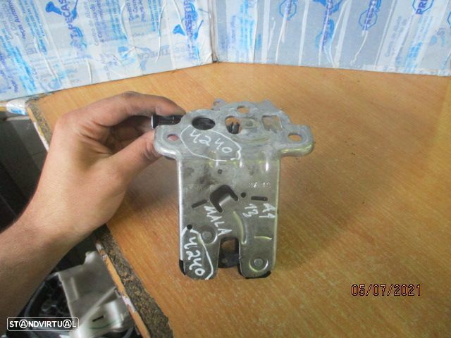 Fecho 8R0827505 AUDI A1 2013 MALA 4 PINOS - 1