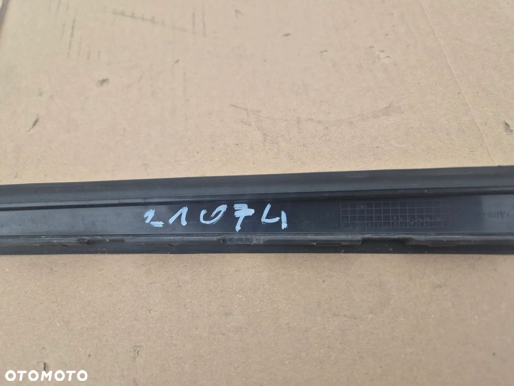 KIA Optima lewa listwa szyby przedniej.OE. - 8