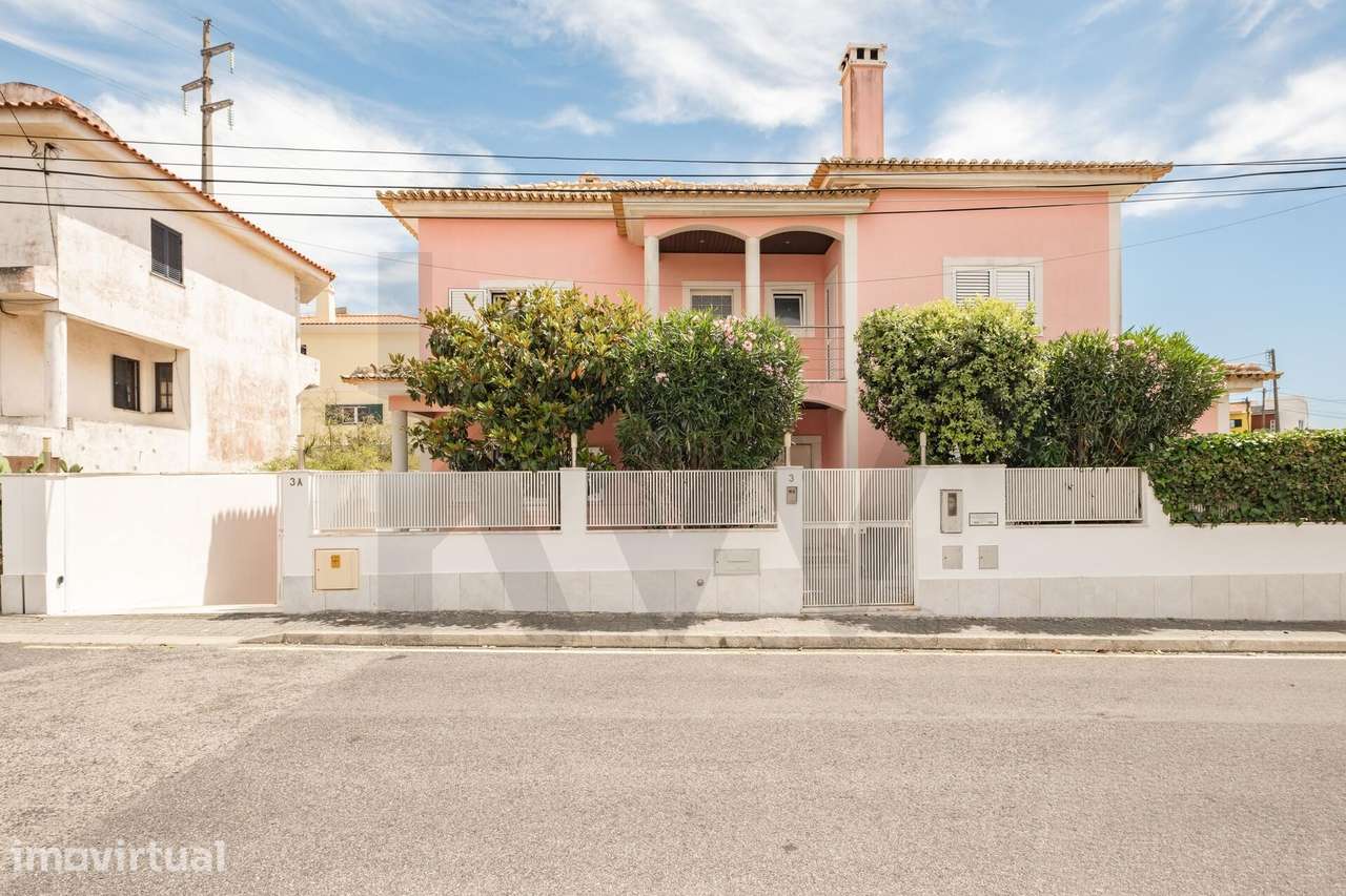 Moradia T4 com piscina e jardim em Porto Salvo, espaço e calma a minut - Grande imagem: 2/42