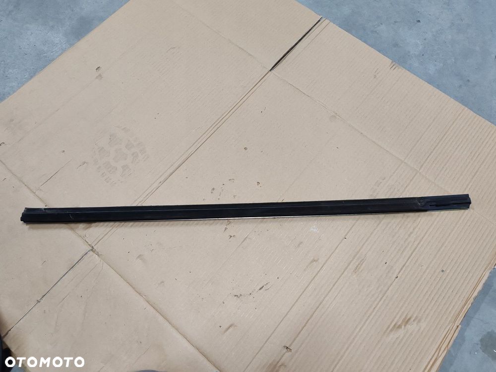 Listwa zgarniająca chromowa drzwi prawa przód przednia Infiniti Q30 15-20 - 2