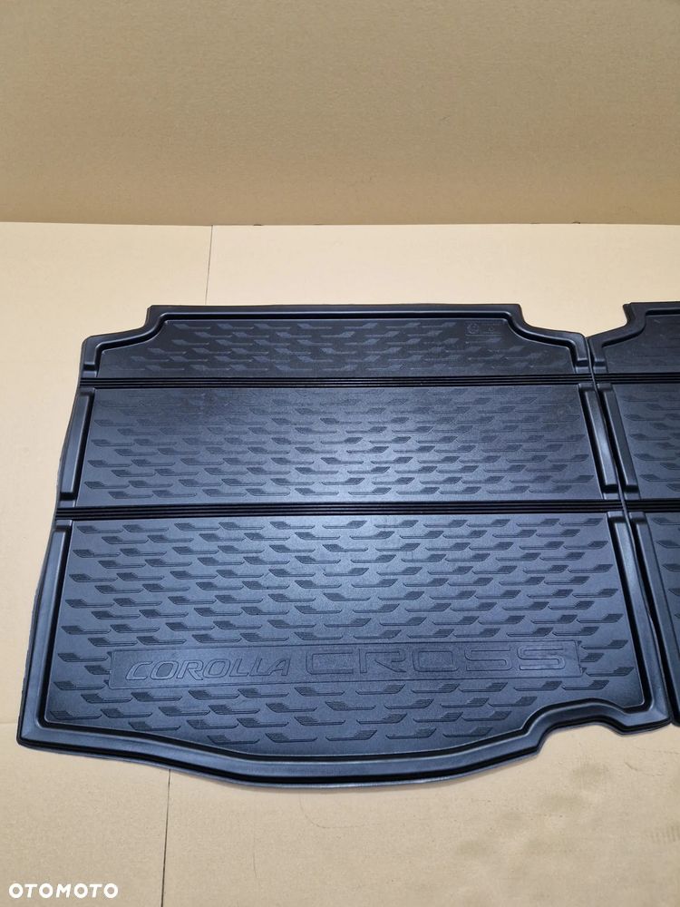 ORYGINALNA MATA BAGAŻNIKA TOYOTA COROLLA CROSS PW241-16000 - 2