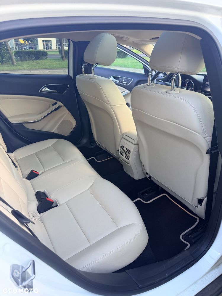 Mercedes-Benz GLA 250 4Matic 7G-DCT - 13