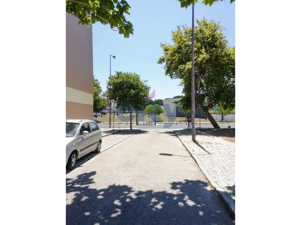 Lugar de estacionamento em recinto fechado - Grande imagem: 3/18