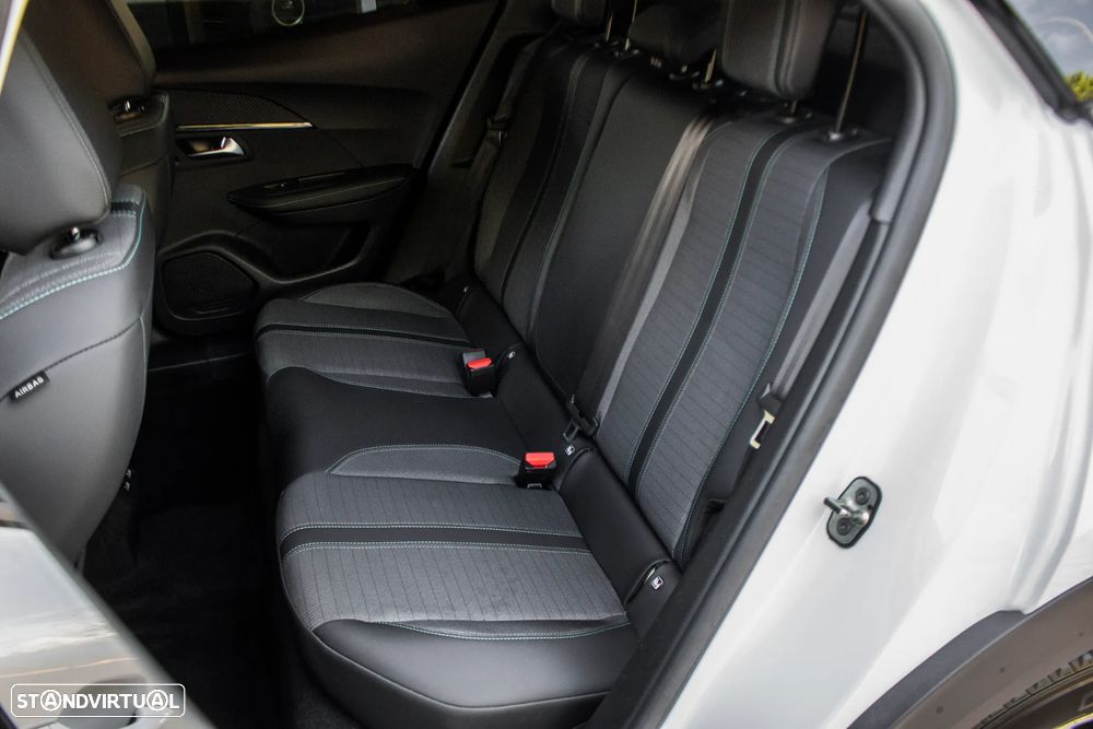 Peugeot e-2008 Allure - 27