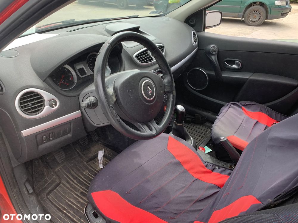 RENAULT CLIO 2006 *SAMOCHÓD NA CZĘŚCI* 1343  MASKA, LAMPA, DRZWI, LUSTERKO, ZDERZAK, GRILL, BŁOTNIK, KLAPA, BELKA, DESKA, FOTELE, KANAPA, ĆWIARTKA KIEROWNICA, TARCZE, ZACISKI, ZAWIESZENIE, KOMPLETNY PRZÓD, KOMPLETNY TYŁ, LICZNIK, ZEGARY, PRAWE LEWE PRZÓD TYŁ - 5