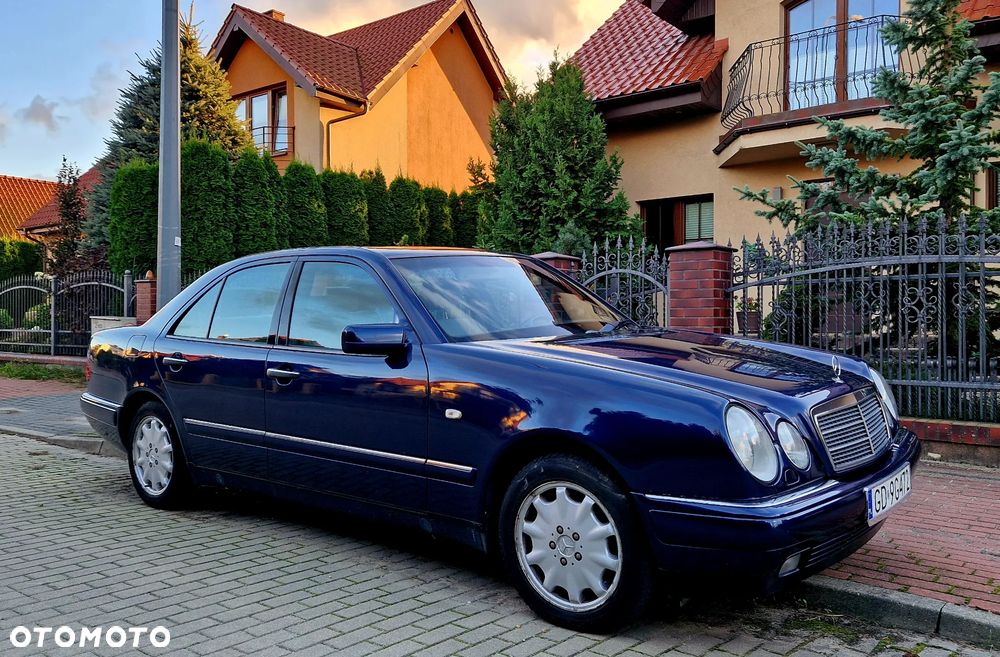 Mercedes-Benz Klasa E 320 4-Matic Classic - 2