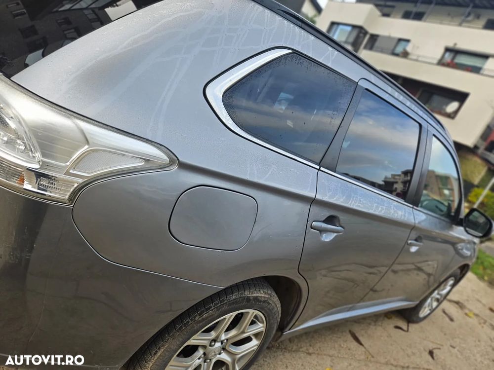 Mitsubishi Outlander 2.0 4WD Plug-In Hybrid Top - 3