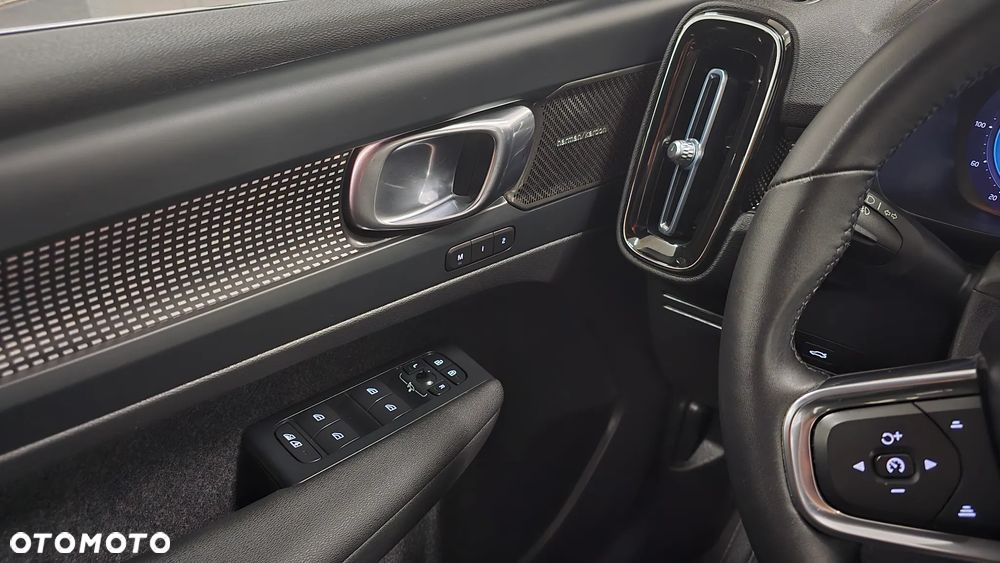 Volvo XC 40 B3 B DKG Ultra Black Edition - 24