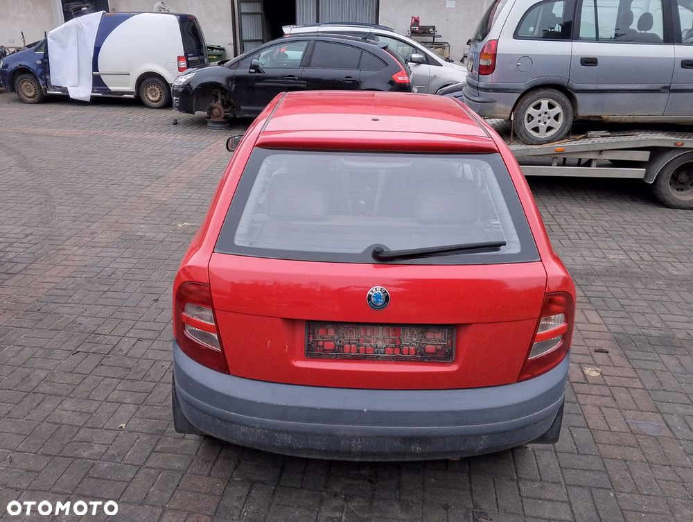 Skoda Fabia 6Y (99-05r.) 1.4 B 59KM. Silnik AZE Skrzynia FNK lakier 8151/8T/ F3K. Cały na części. GWARANCJA !!!  Przód Tył Zestaw Komplet Drzwi Klapa Zderzak Błotnik Maska Grill Atrapa Szyba Pas Lampa Lusterko Boczki Fotel Kanapa Kokpit Deska Rozdzielcza Przełącznik Włącznik Sterownik Przewody Wiązka Instalacja Moduł Komputer Czujnik Listwa Pompa Alternator Wtryski Głowica Rozrusznik Kompresor Sprzęgło Dwumas Silnik Skrzynia ABS Klimatyzacji Paliwa Wspomagania Kolektor Turbina Przepustnica Zawór Chłodnica Koło Hak Belka Sanki Zawieszenie Mcpherson Półoś Amortyzator Wydech Tłumik Zacisk Most - 4