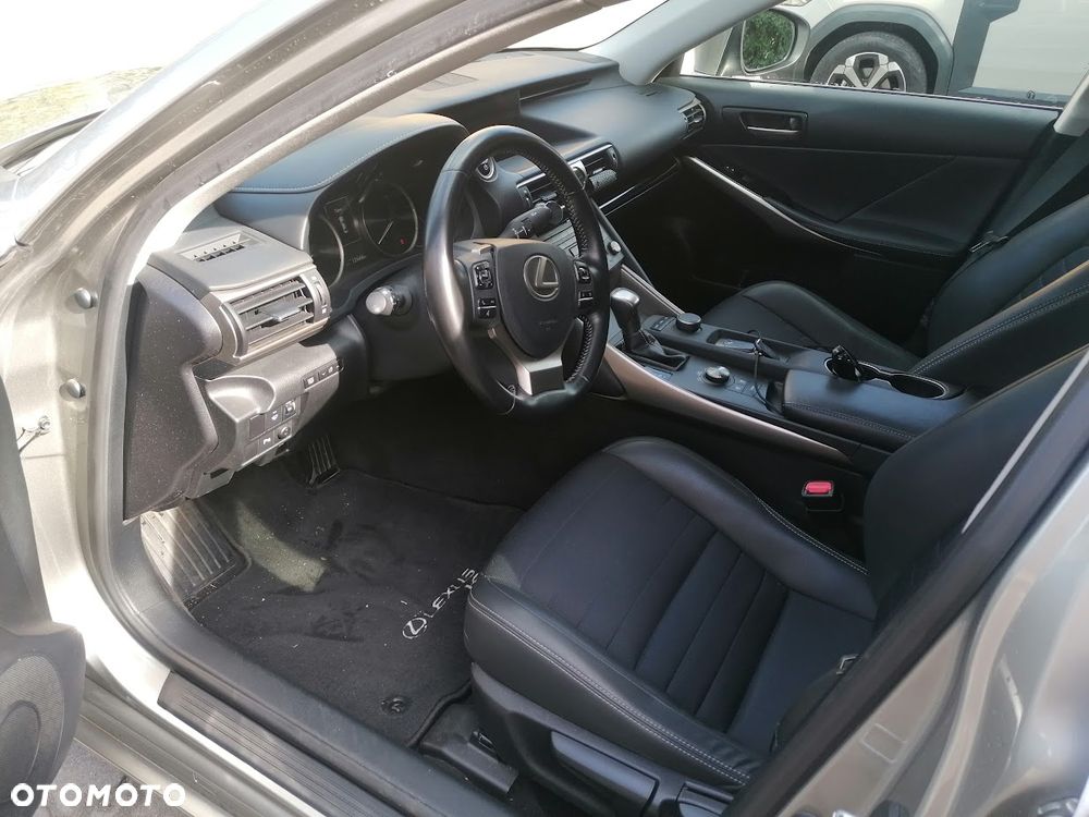 Lexus IS 300h Elegance - 9