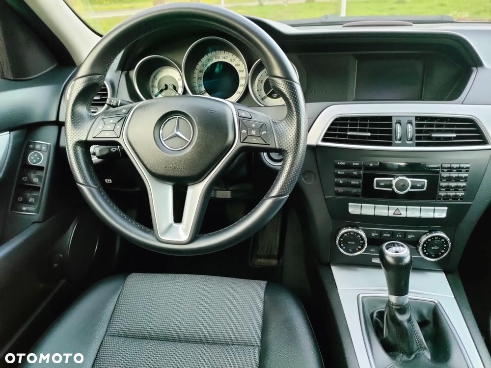 Mercedes-Benz Klasa C 180 CGI BlueEFFICIENCY Avantgarde - 14