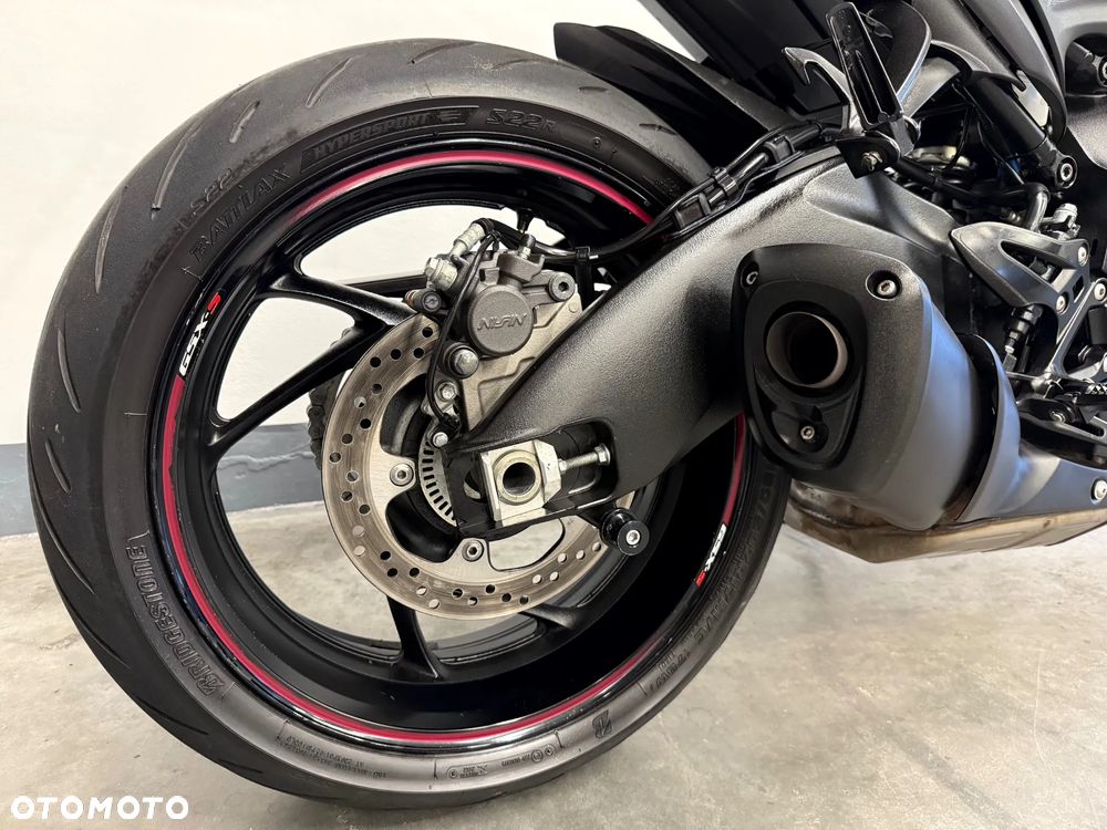 Suzuki GSX - 11