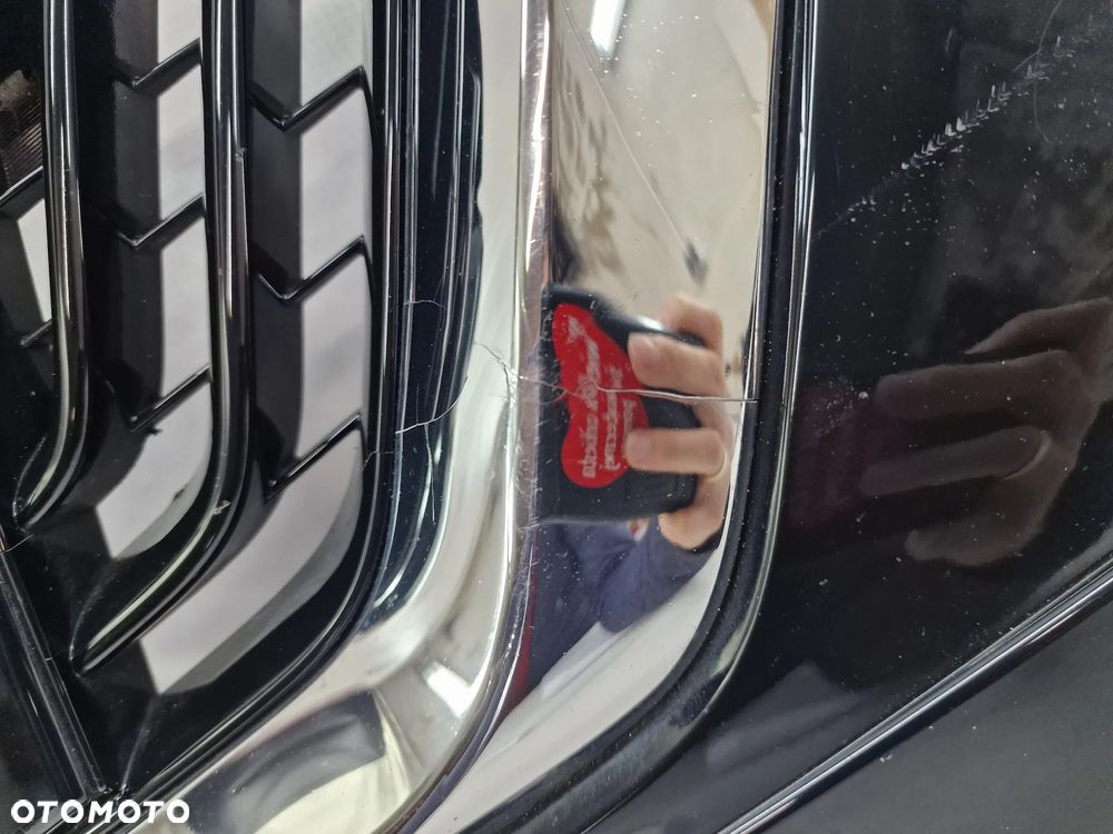 NISSAN MICRA K14 16- ATRAPA / GRILL / ZNACZEK POD RADAR PRZEDNI PRZÓD , NR 62890-5FA0R , NR AUKCJI GL729 - 8