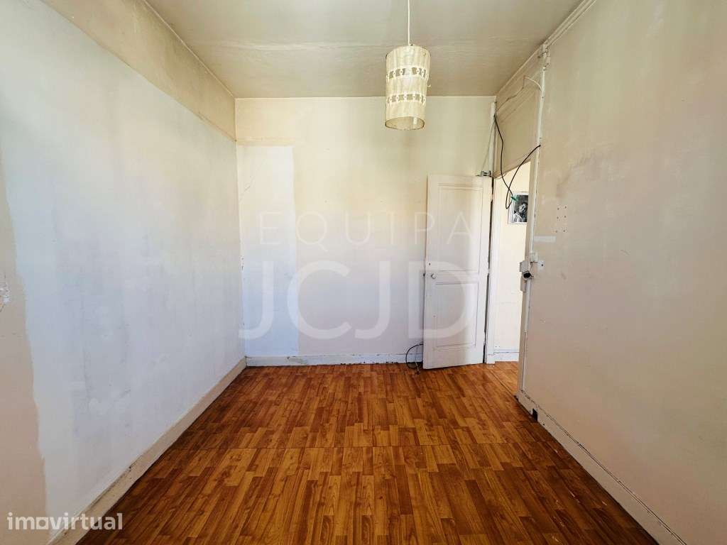 Apartamento T2 com Varanda para Remodelação | Penha de França, Lisboa - Grande imagem: 5/22