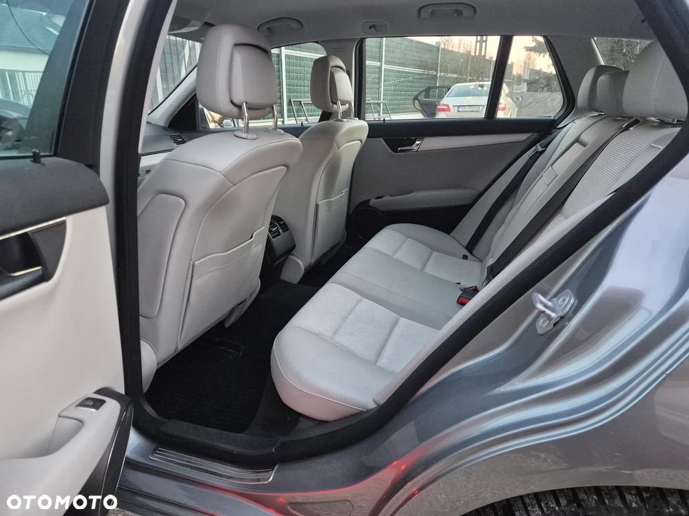 Mercedes-Benz Klasa C 220 CDI DPF BlueEFFICIENCY Avantgarde Edition - 14