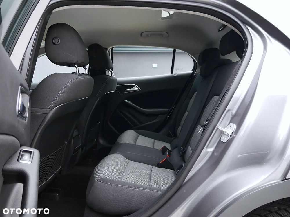 Mercedes-Benz GLA 180 7G-DCT - 28