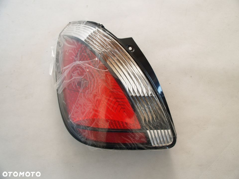 Kia Rio Lampa lewa tylna lewy tyl 2 II Hatchback 05-11r - 1
