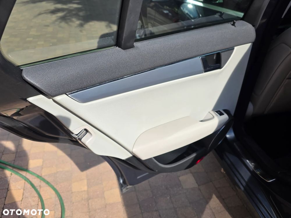 Mercedes-Benz Klasa C 280 Avantgarde Sport Edition + - 28