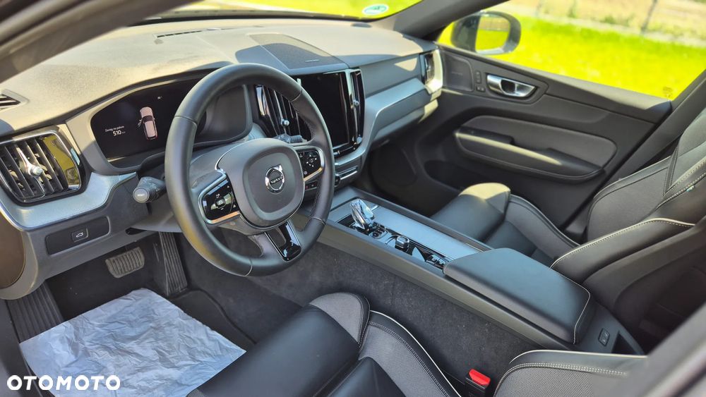 Volvo XC 60 B4 D Plus Dark - 24