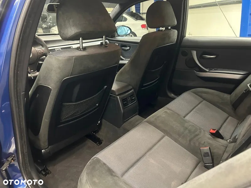 BMW Seria 3 325xi Touring - 25