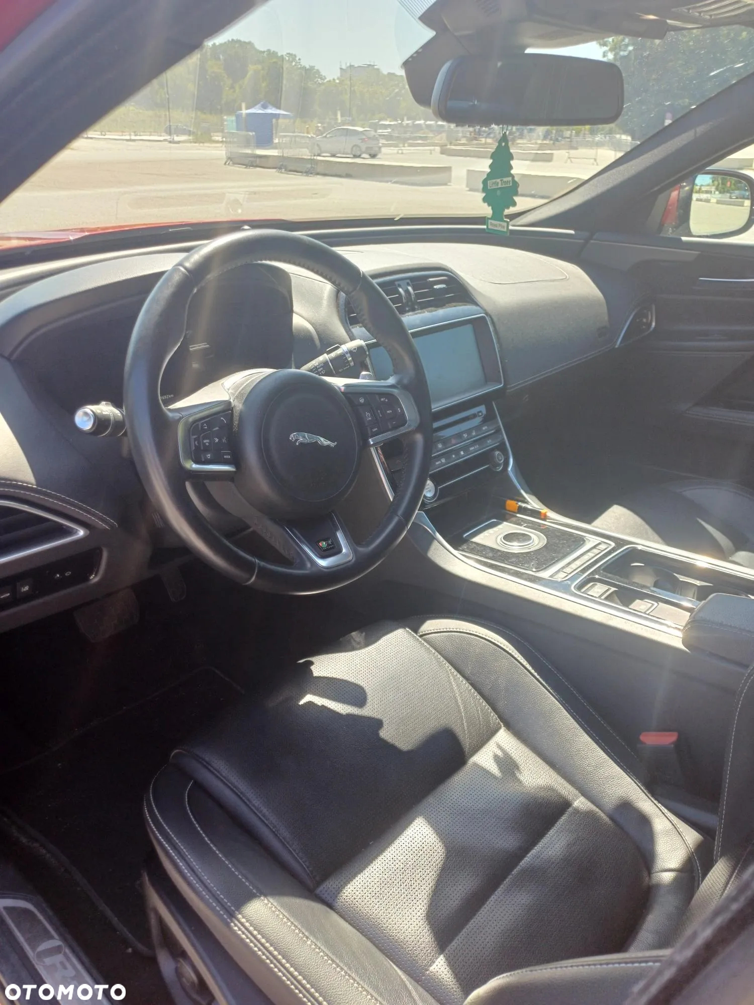 Jaguar XE 2.0 T R-Sport - 8