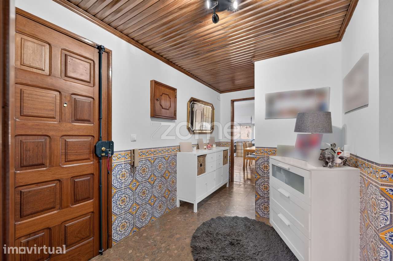 Apartamento T2 com Varanda e Garagem em Olival Basto, Odivelas - Grande imagem: 2/34