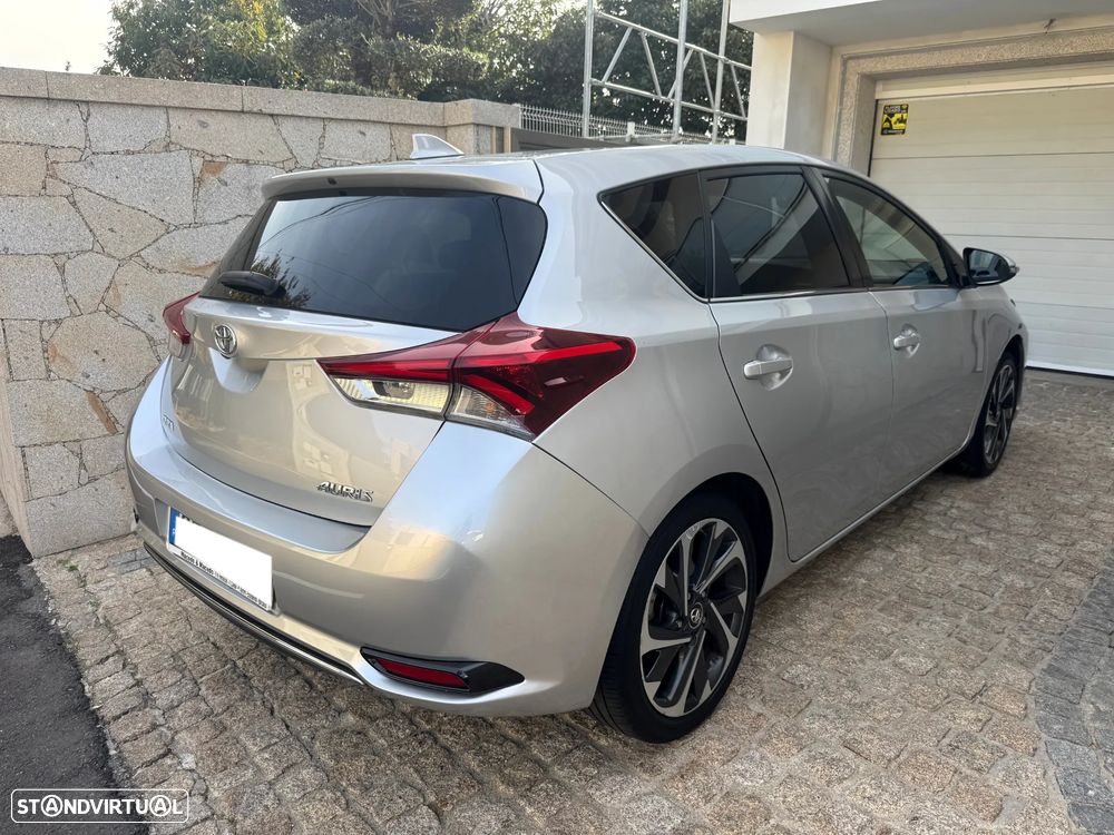 Toyota Auris 1.4 D-4D Comfort+Pack Sport - 2