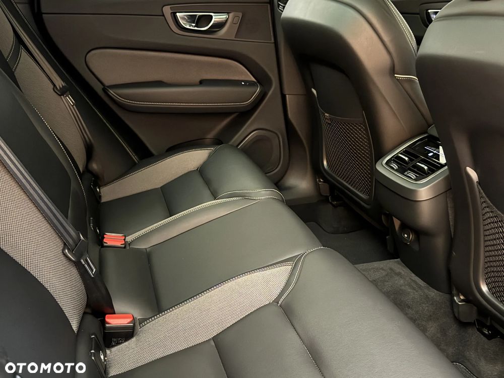 Volvo XC 60 B4 D Plus Dark - 16