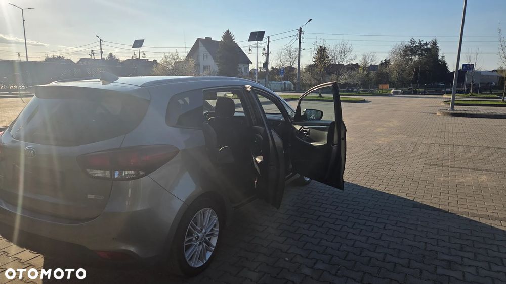 Kia Carens - 16